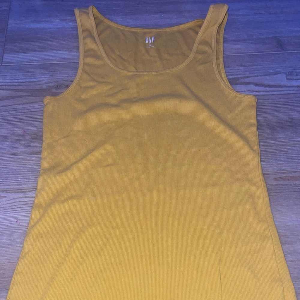 Gap tank top, womens size M. no rips or stains in perfect condition!